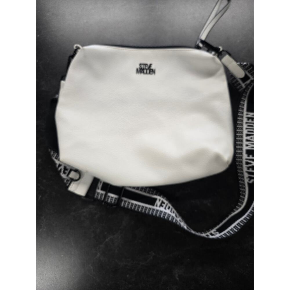 Steve Madden Nikki White Pebbled Vegan Leather Crossbody Bag Logo Strap OS - Picture 2 of 6